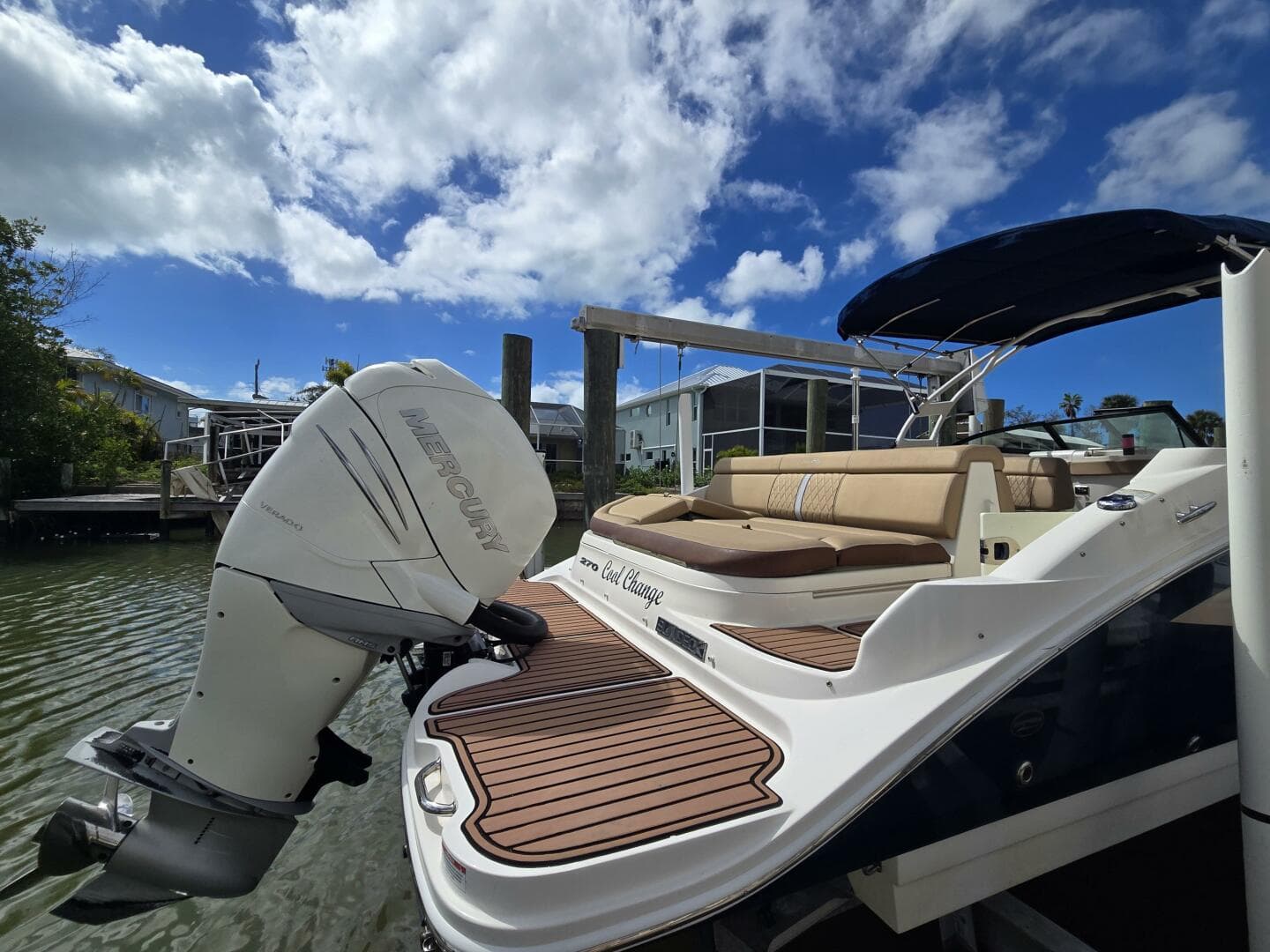 2016 Sea Ray 270 Sundeck Outboard