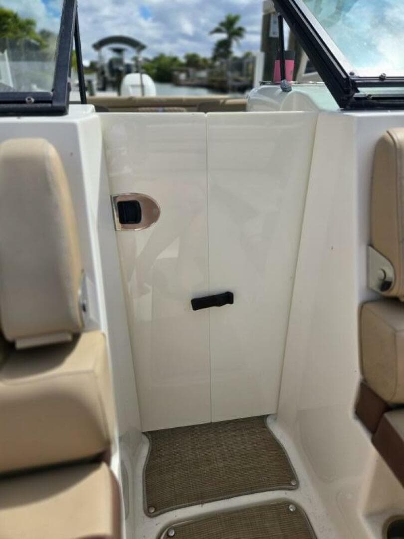 2016 Sea Ray 270 Sundeck Outboard