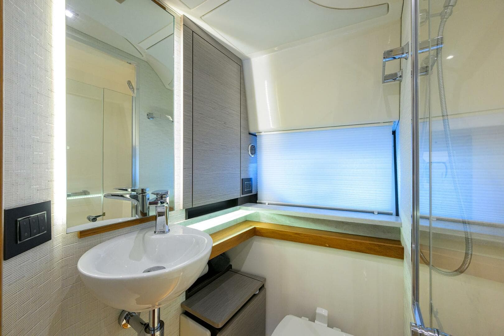 Tiara 43 - Interior Cabin Head