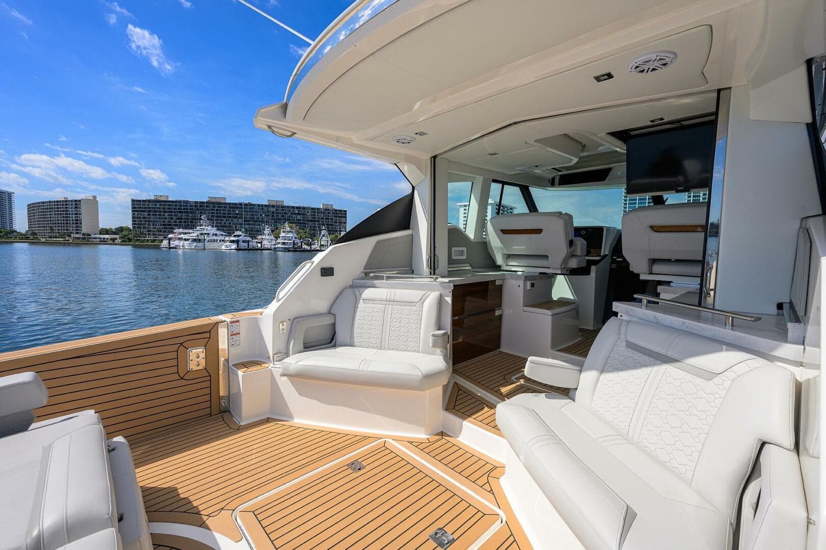 Tiara 43 - Aft Deck Seating