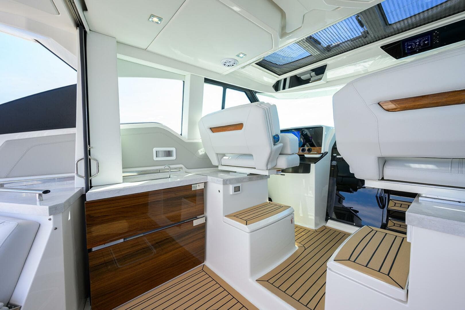 Tiara 43 Mid Cockpit 