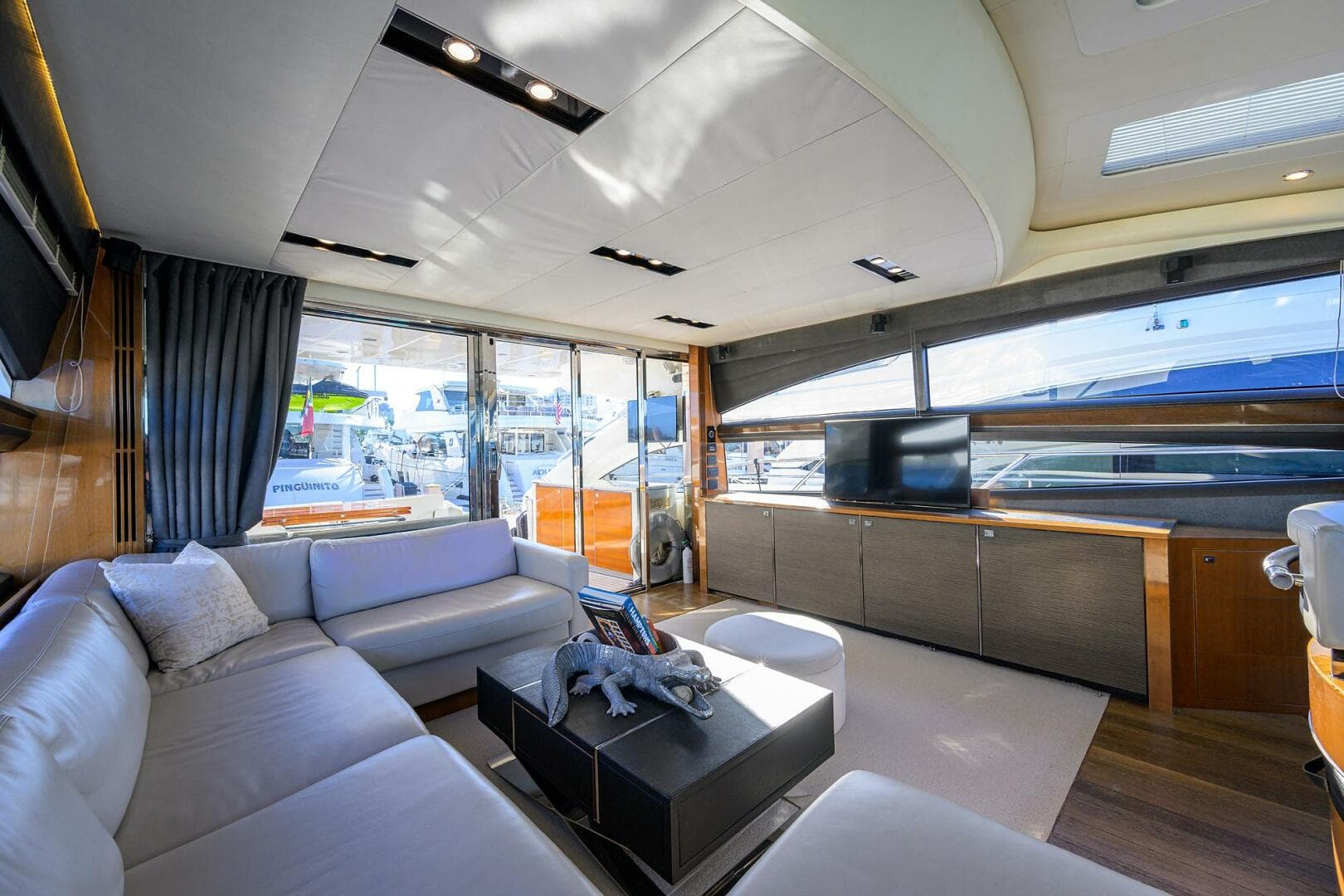 Princess 72 Joint Credit II - Interior Salon