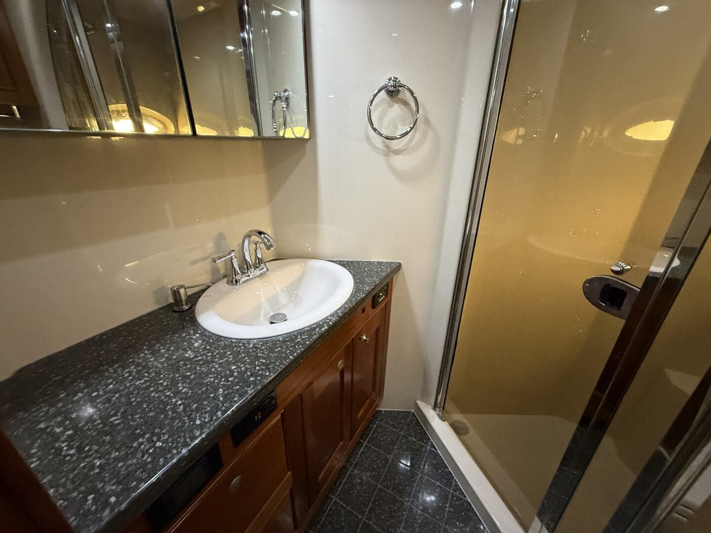 2007 Cruisers Yachts 560 Express