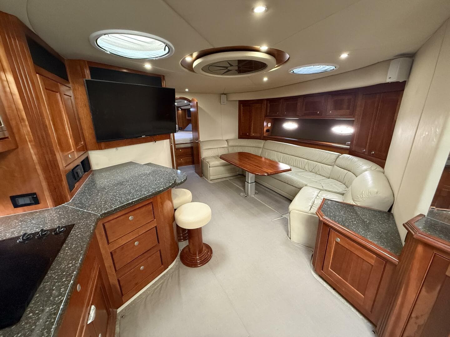 2007 Cruisers Yachts 560 Express