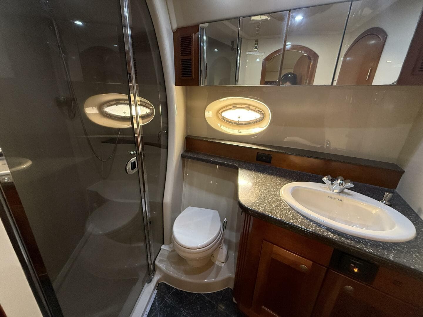 2007 Cruisers Yachts 560 Express