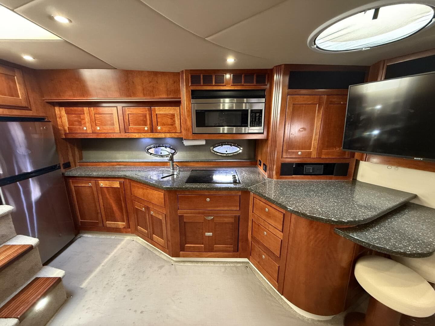2007 Cruisers Yachts 560 Express