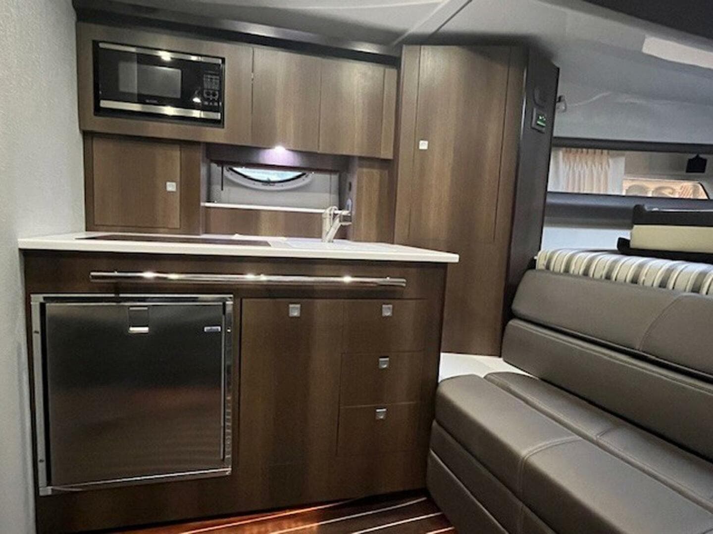2018 Monterey 335 Sport Yacht