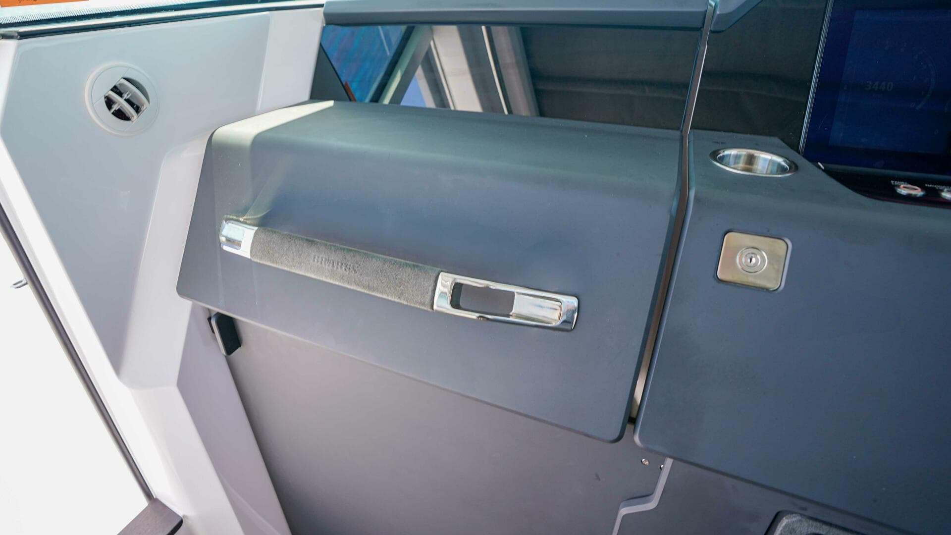 2024 Axopar 37 XC Cross Cabin