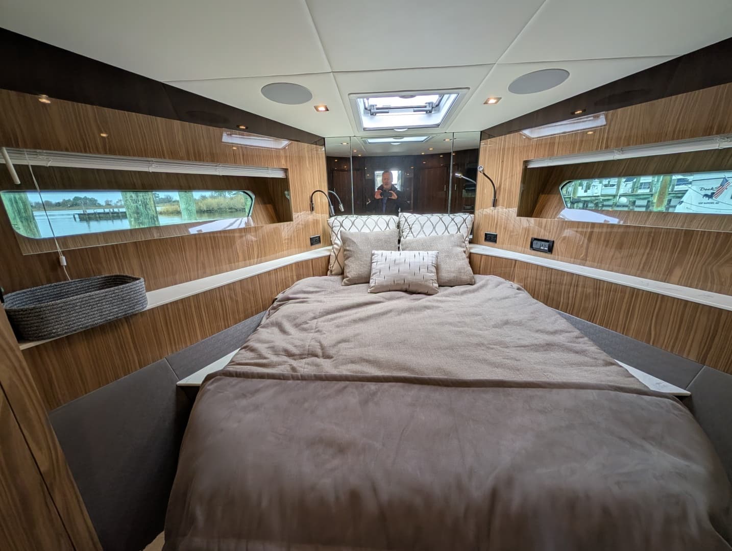 2022 Cruisers Yachts 54 Cantius