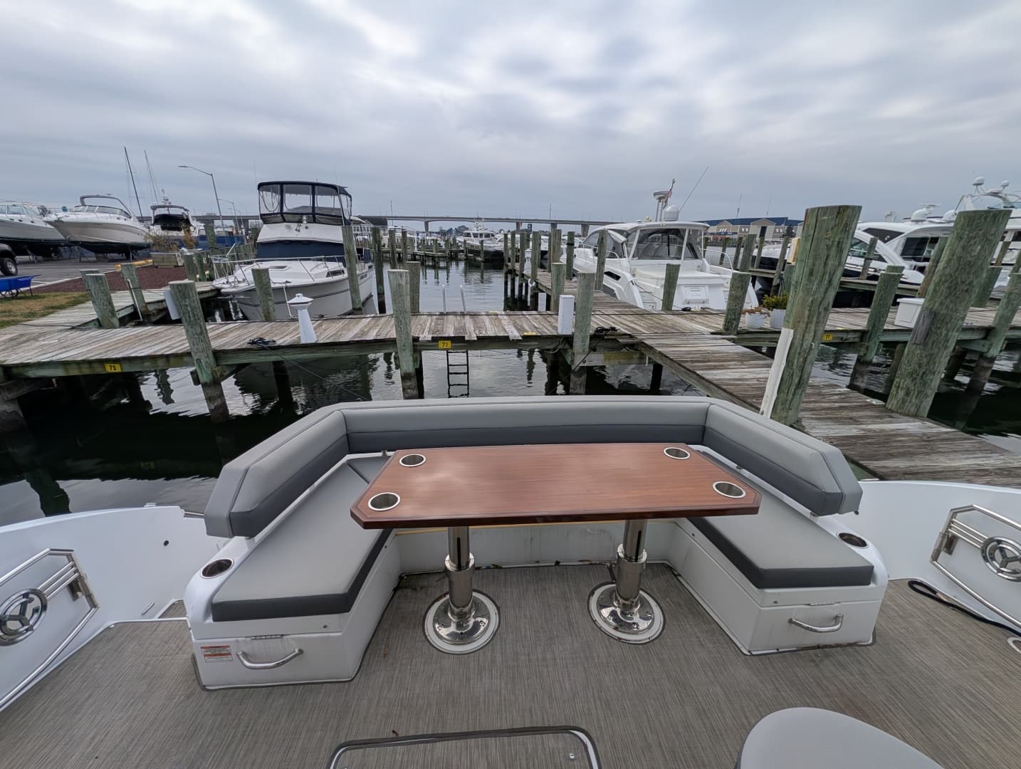 2022 Cruisers Yachts 54 Cantius