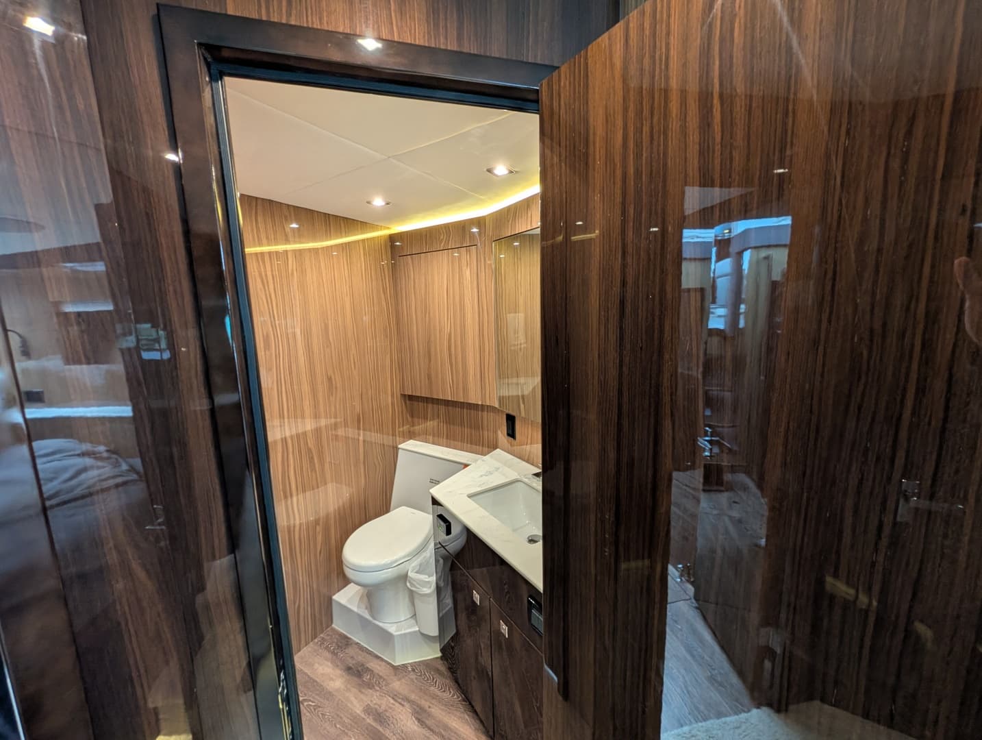 2022 Cruisers Yachts 54 Cantius