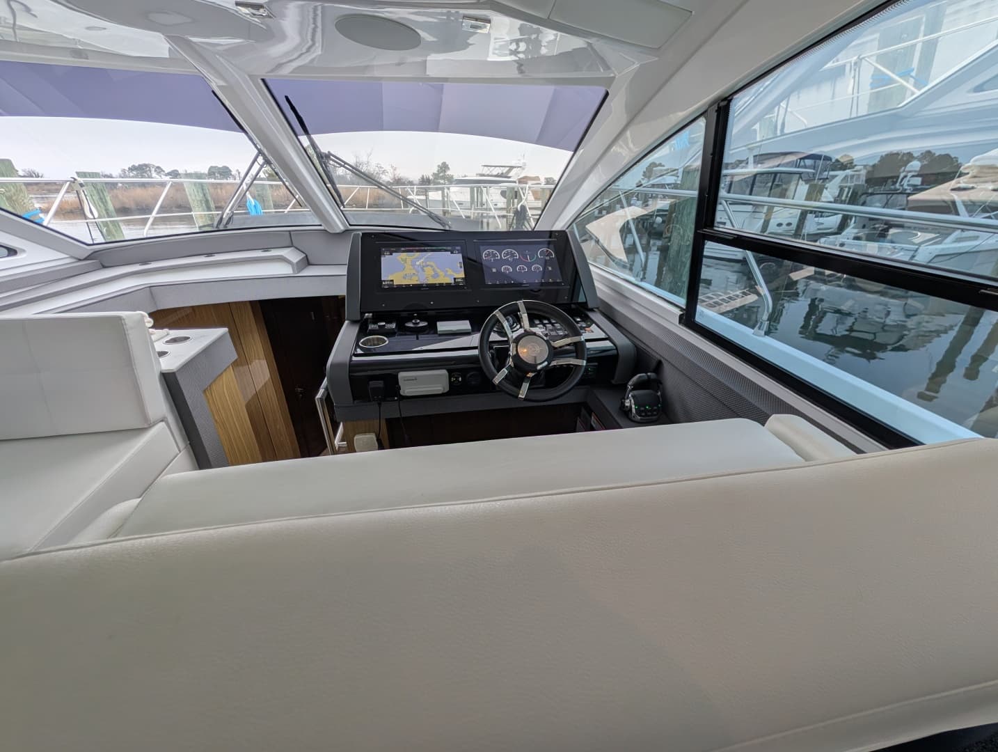 2022 Cruisers Yachts 54 Cantius