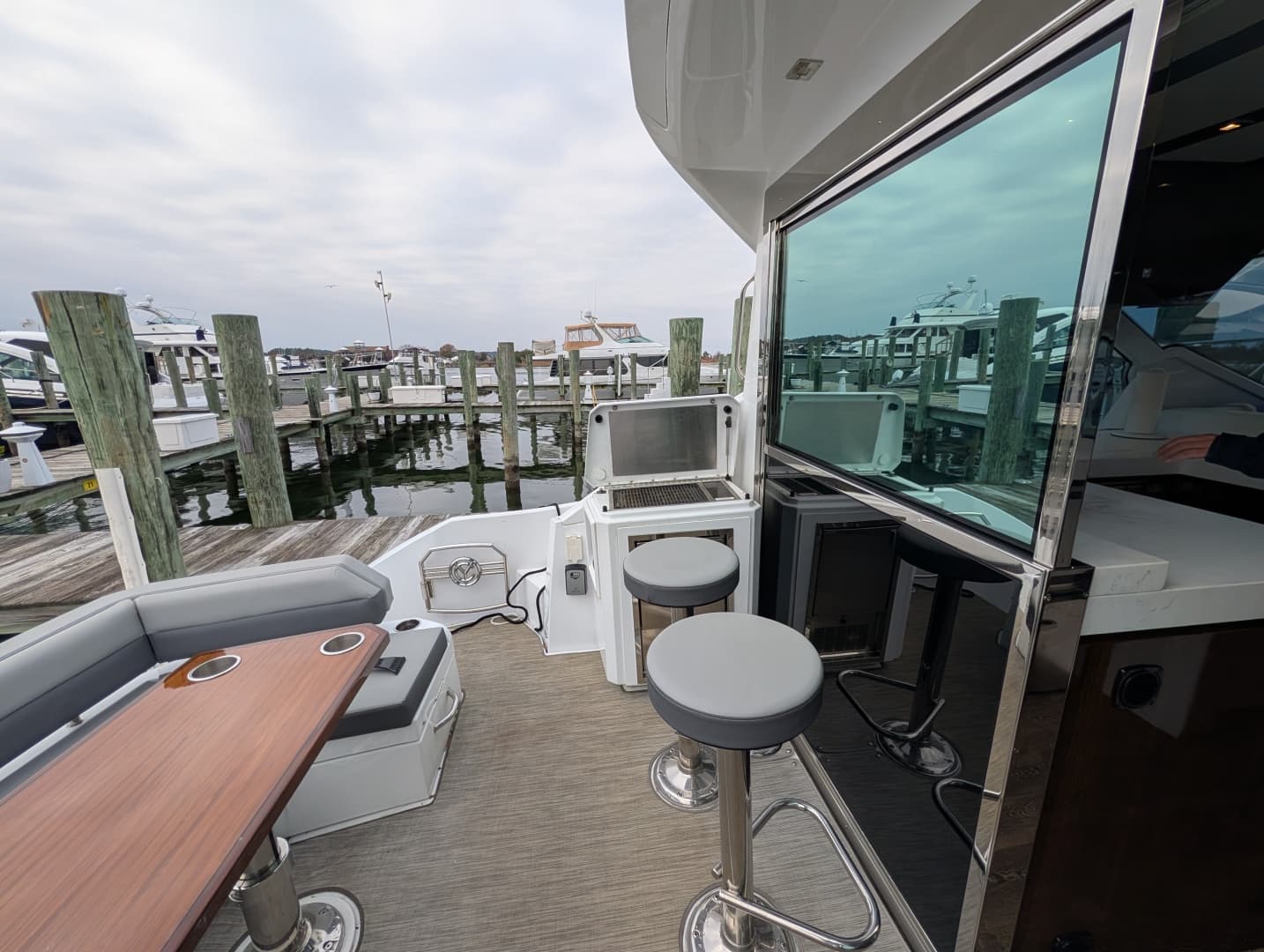 2022 Cruisers Yachts 54 Cantius