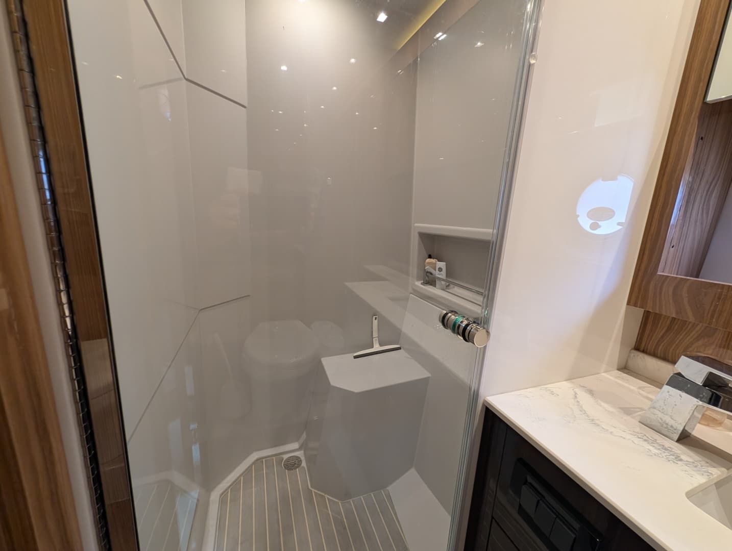 2022 Cruisers Yachts 54 Cantius