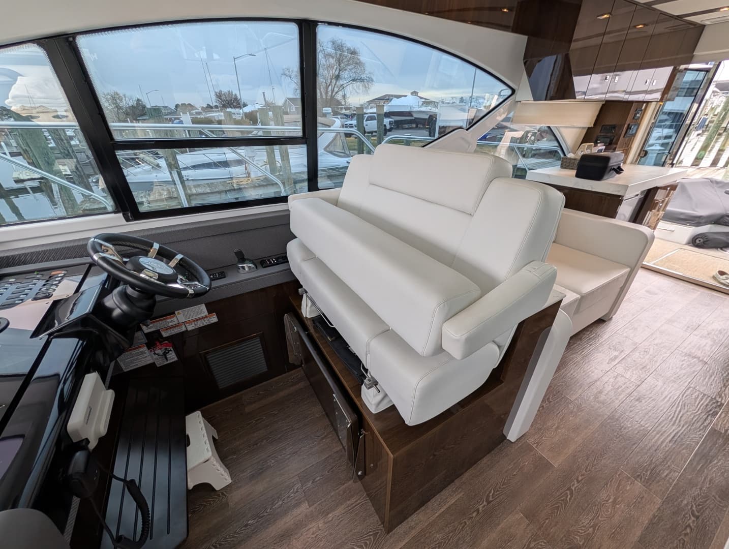 2022 Cruisers Yachts 54 Cantius