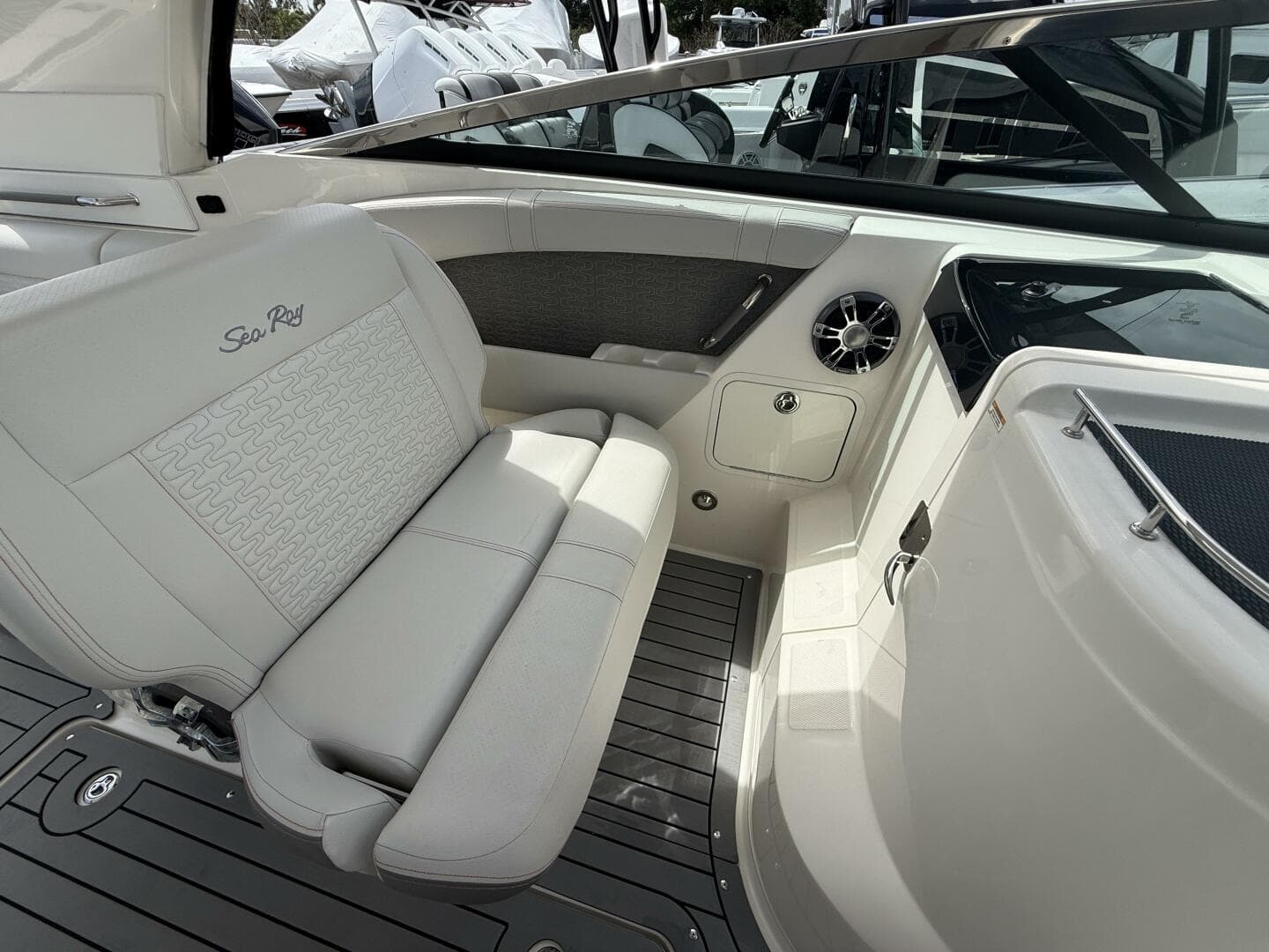 2020 Sea Ray 350 SLX Outboard