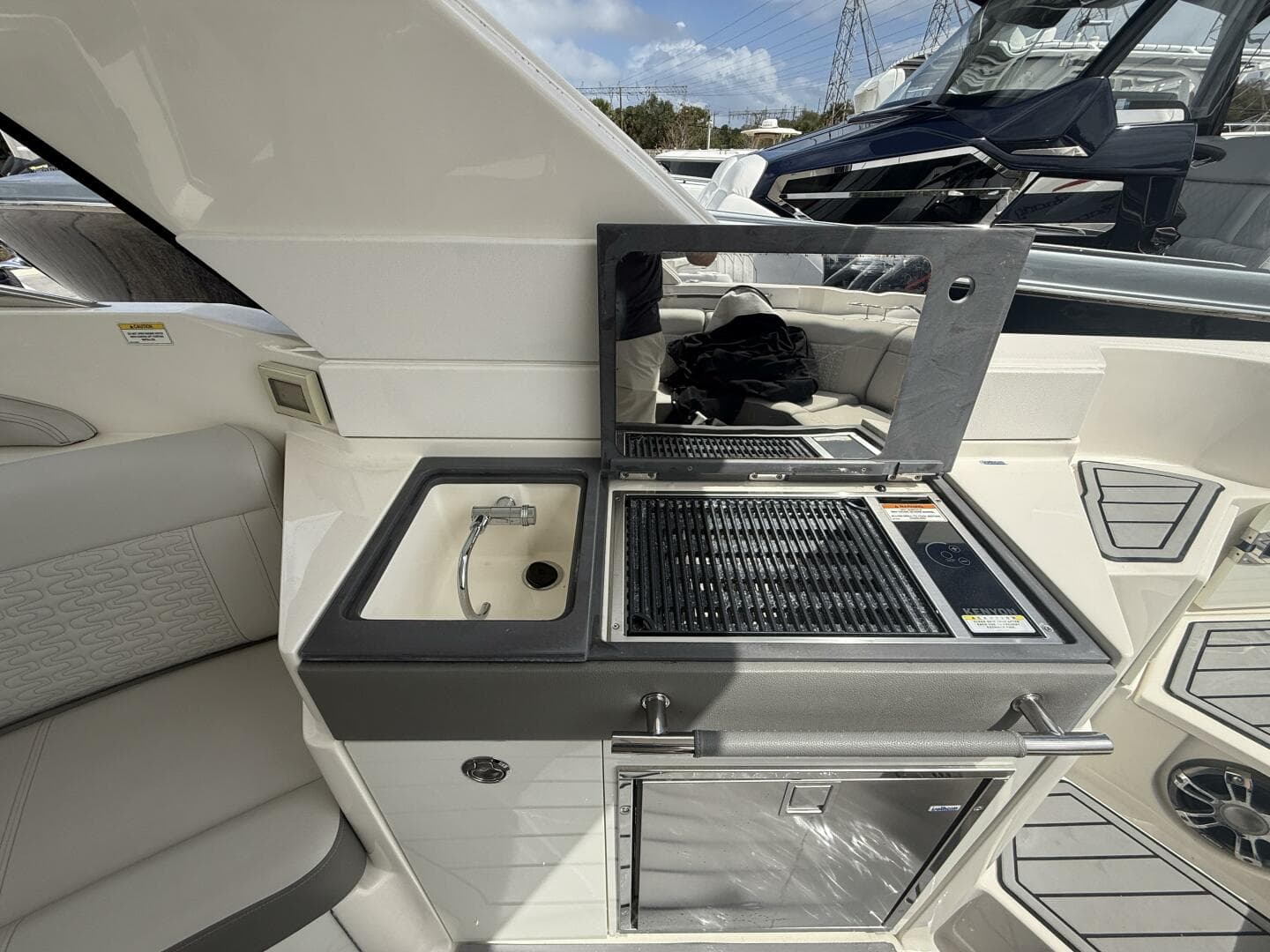 2020 Sea Ray 350 SLX Outboard
