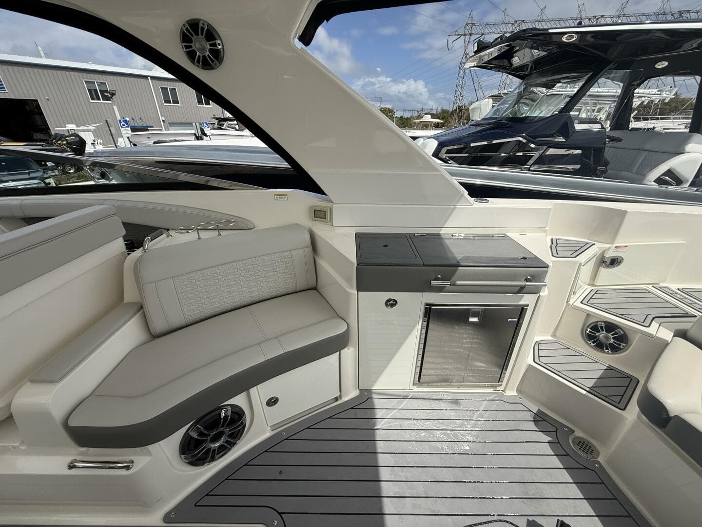 2020 Sea Ray 350 SLX Outboard