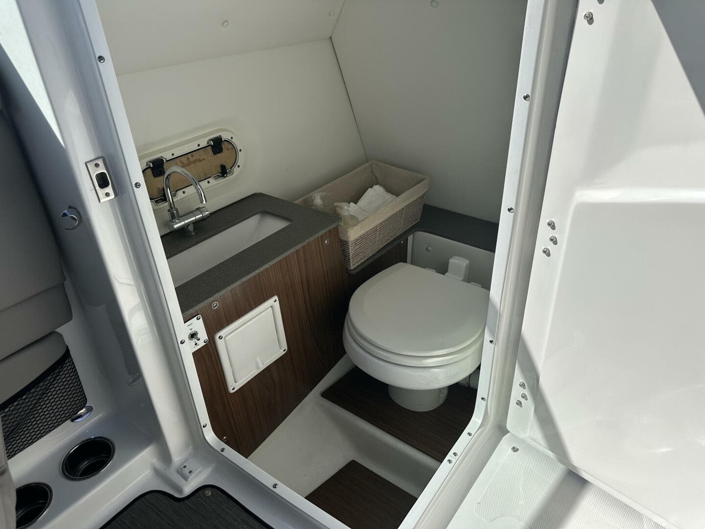 2022 Four Winns HD8 OB