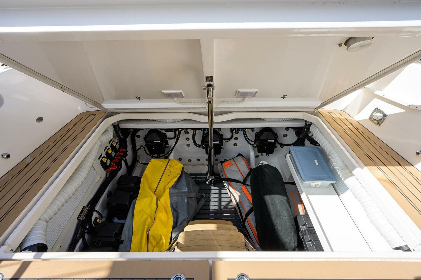 MJM 43 Scout - Exterior Cockpit