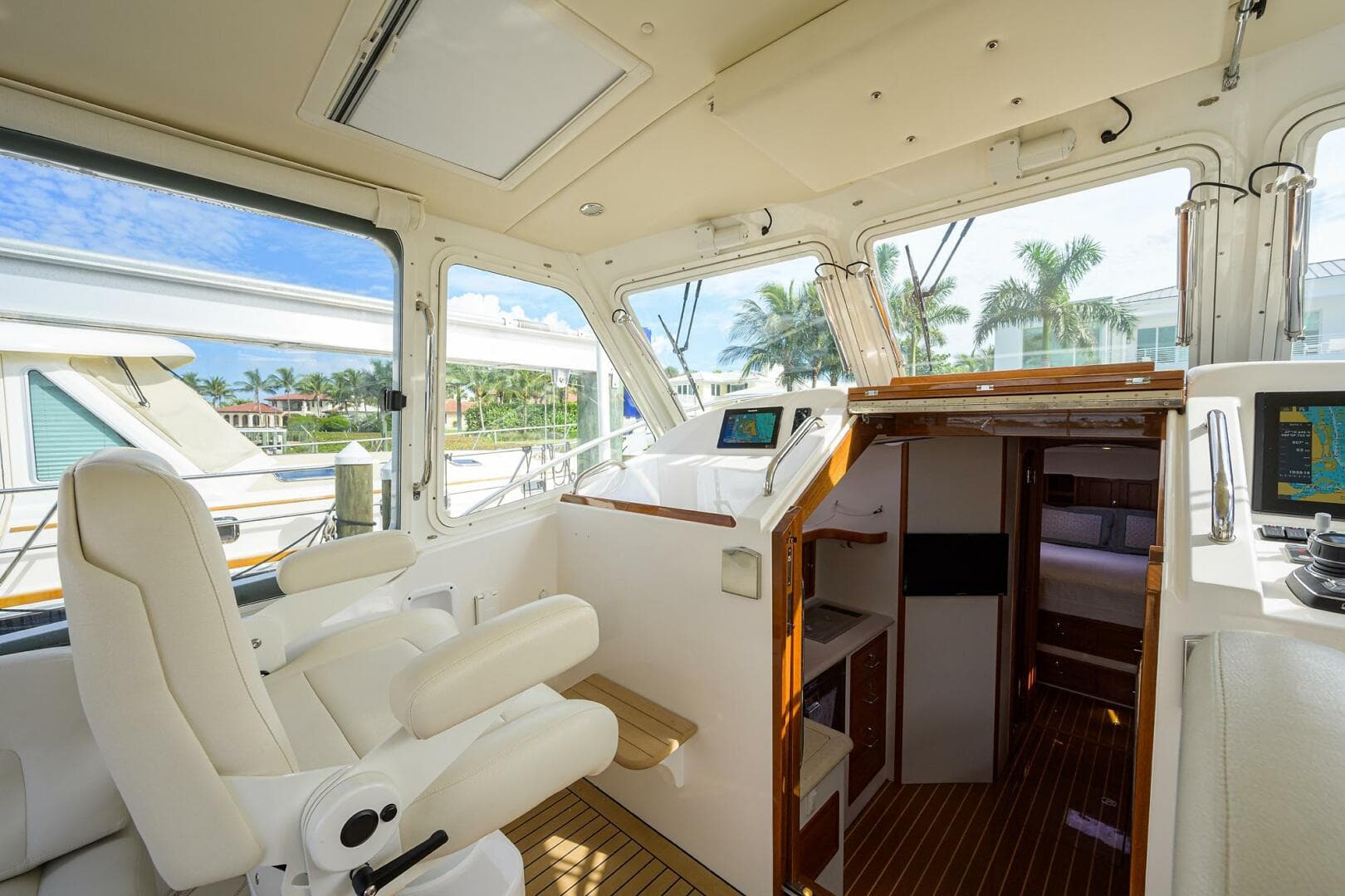 MJM 43 Scout - Exterior Helm