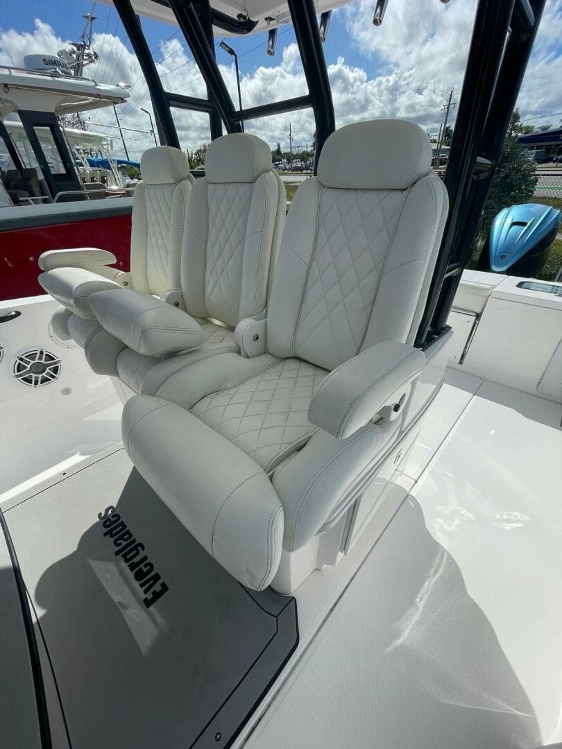 Everglades 335 Center Console -