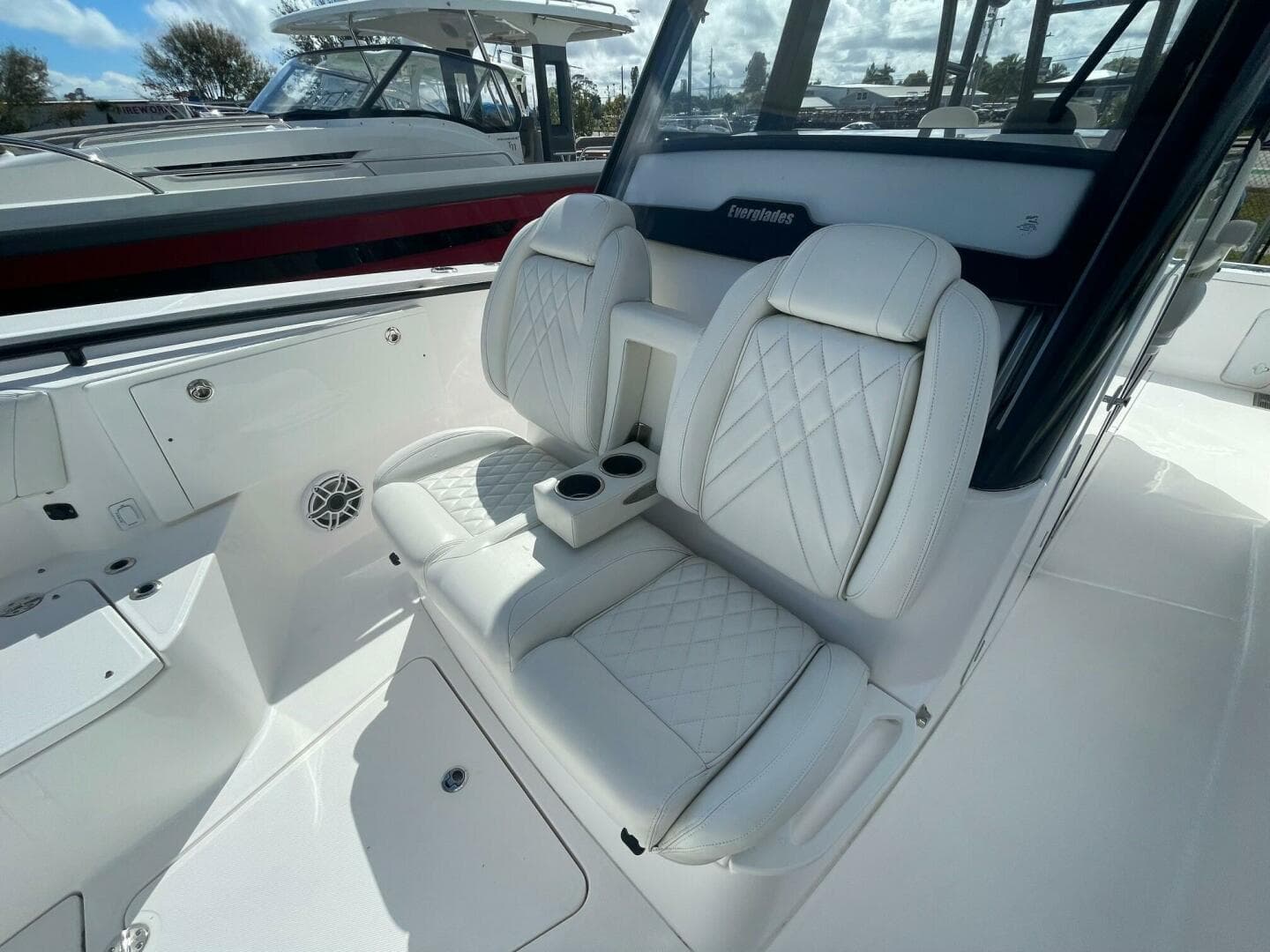 Everglades 335 Center Console -