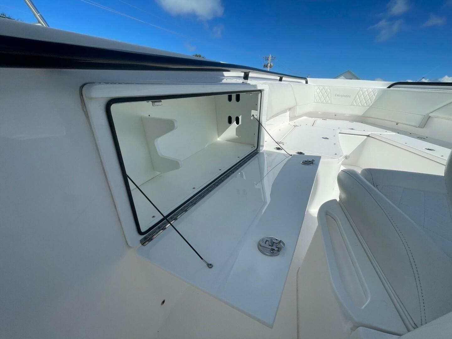 Everglades 335 Center Console -