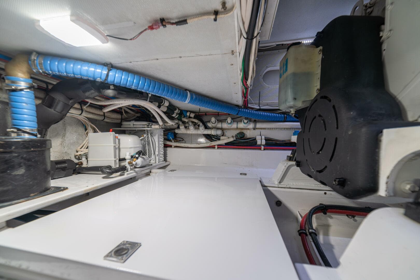 1991 Gamefisherman 40 Convertible "Sabe Nada" - Engine Room