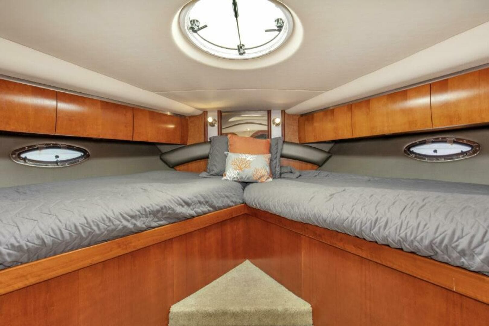 2005 50' Cruisers 500 Express Gratitude VIP Stateroom