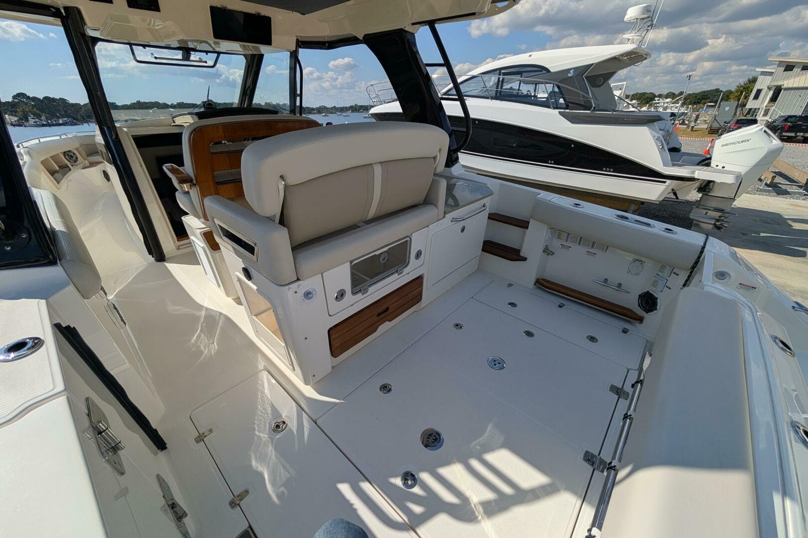 2024 Boston Whaler 350 Realm