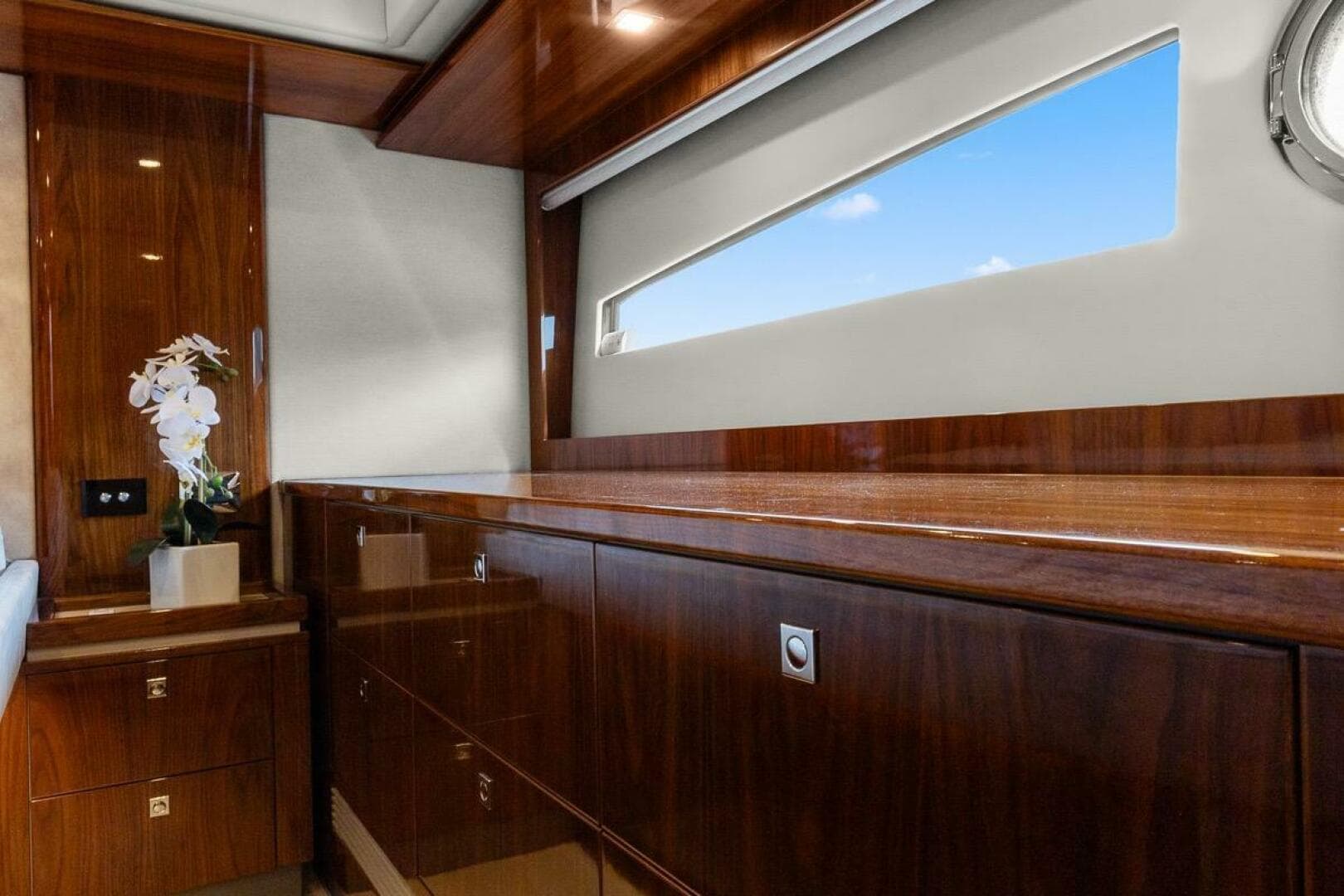 2021 Riviera 5400 Sport Yacht Platinum Edition