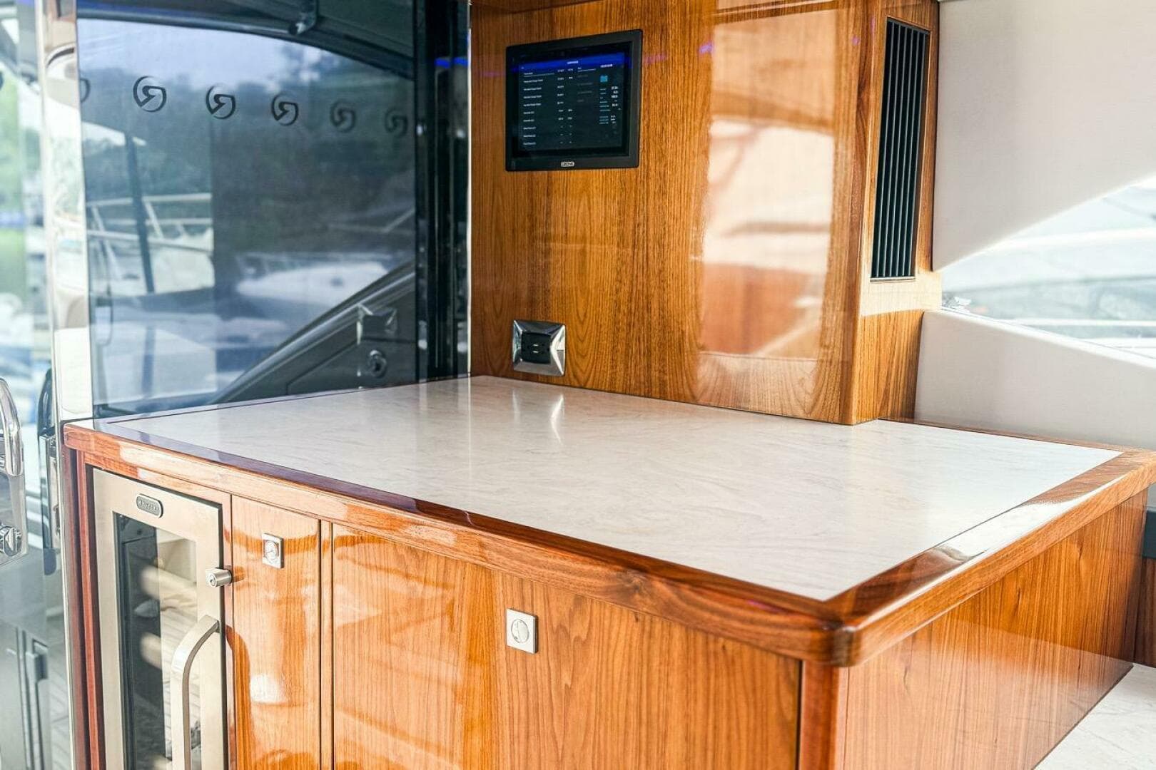 2021 Riviera 5400 Sport Yacht Platinum Edition