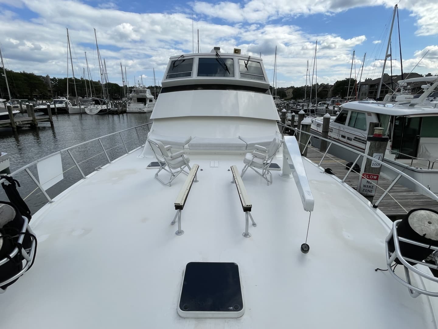 Bow deck with dinghy chocks