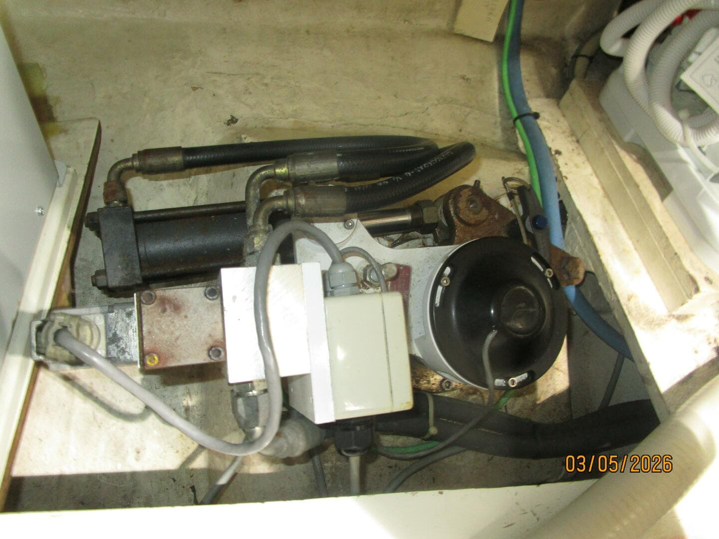 42' Grand Banks starboard stabilizer head