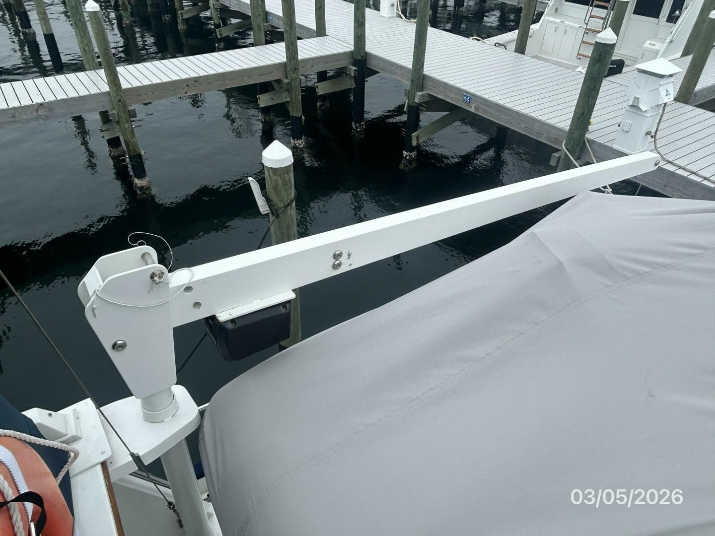 42' Grand Banks tender davit1