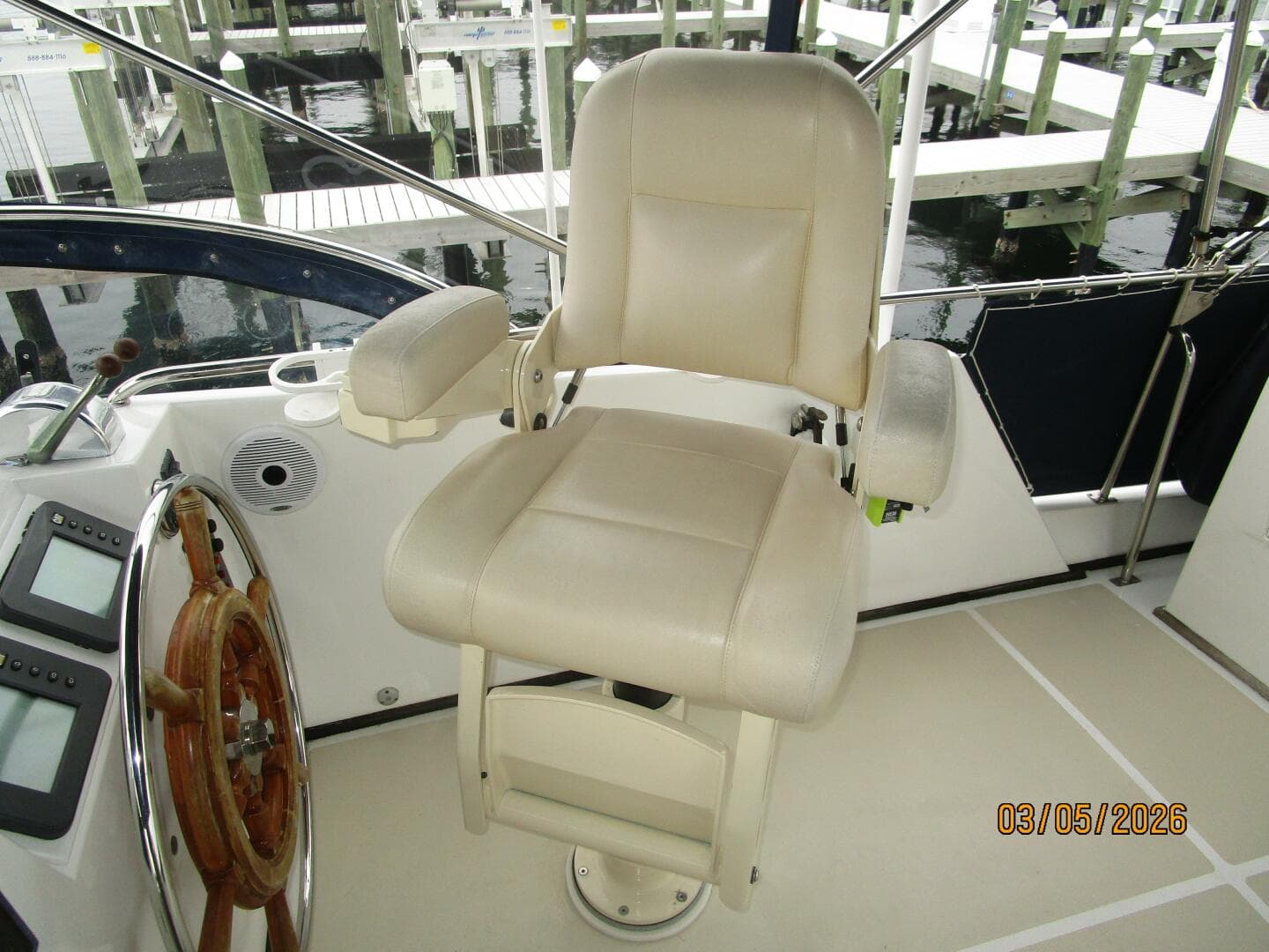 42' Grand Banks helmseat