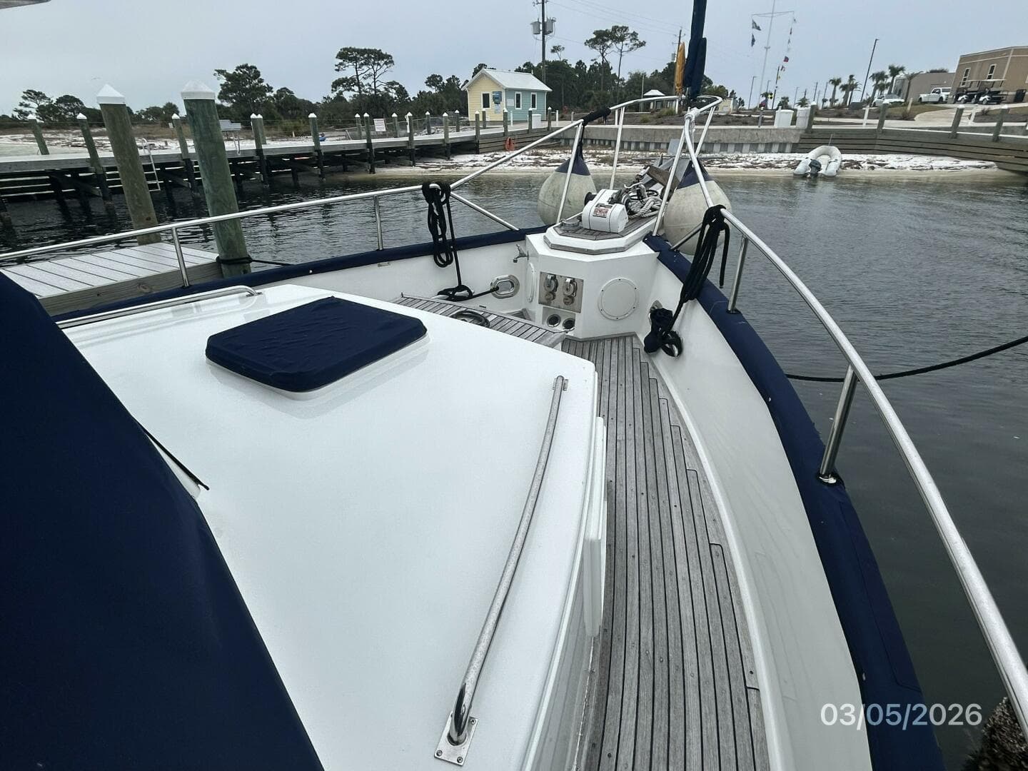 42' Grand Banks foredeck1