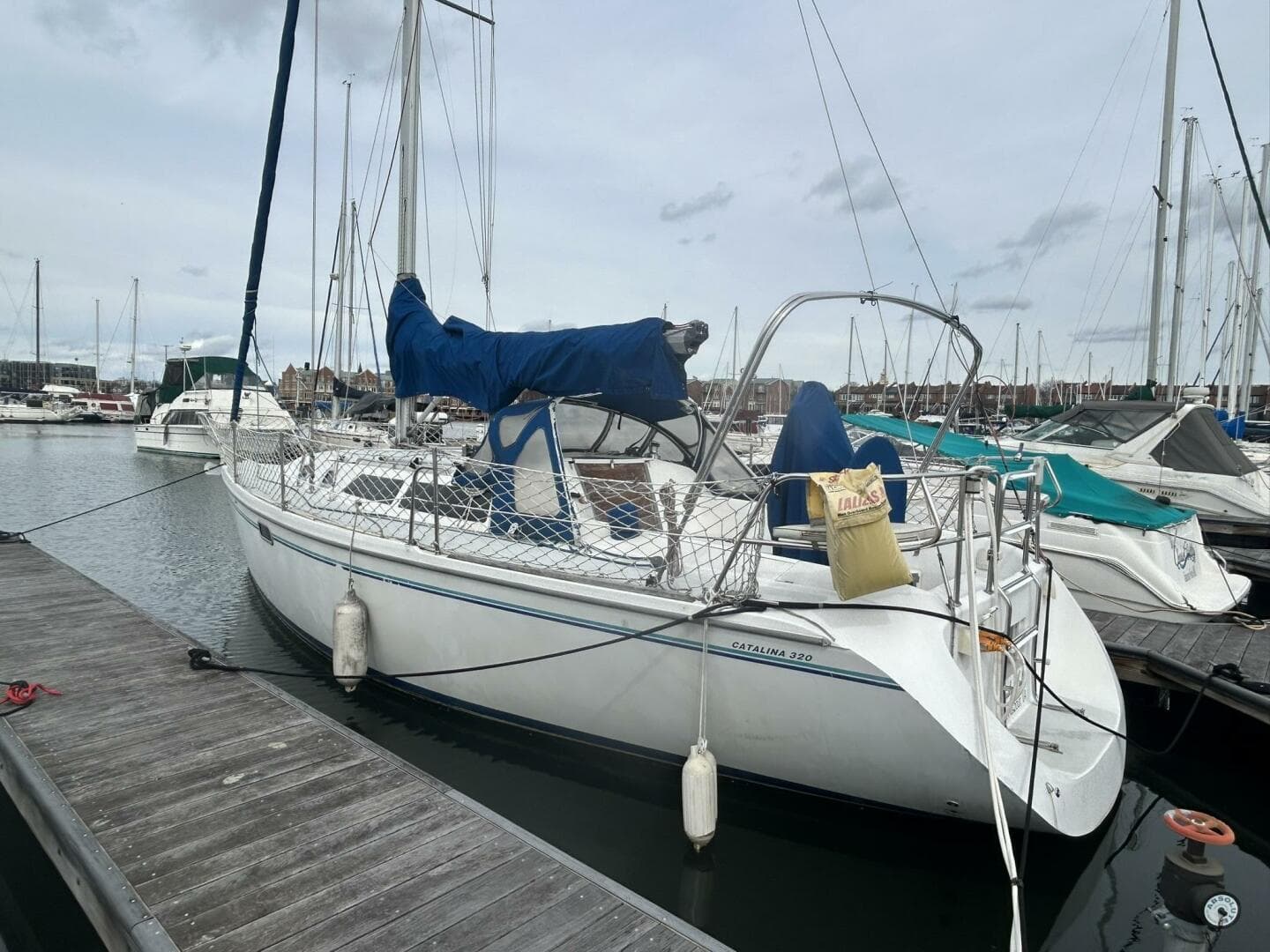 1995 Catalina 320 Study Hull