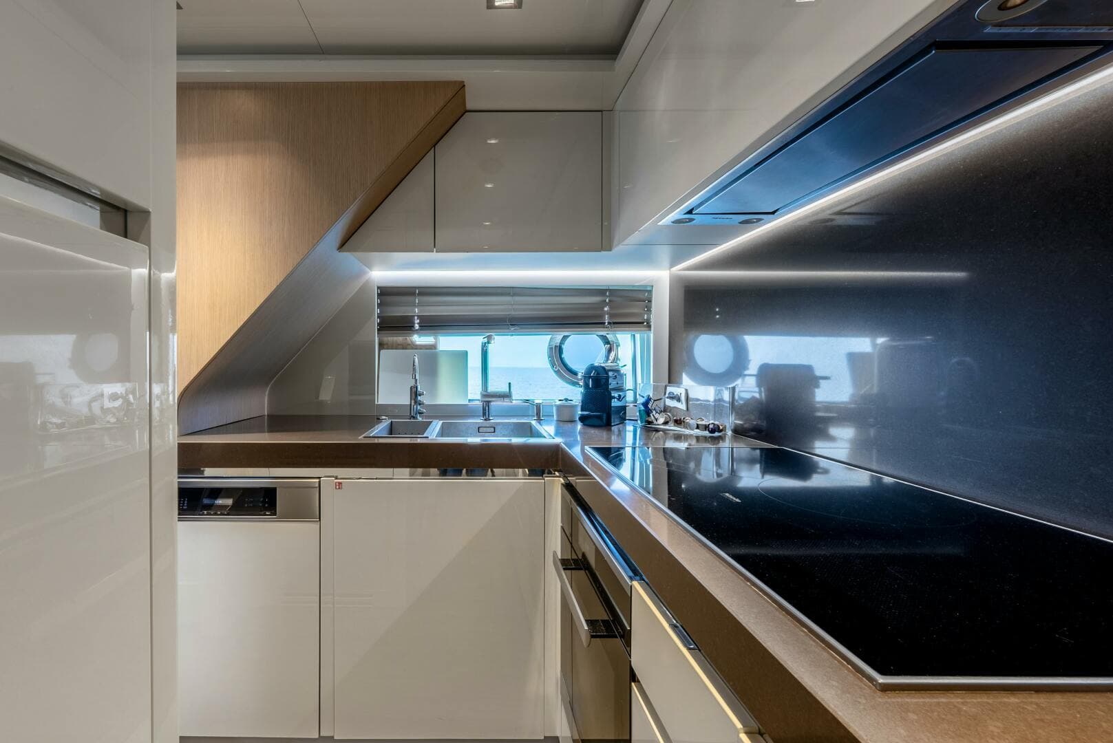 2018 Dominator Yachts Dominator Ilumen