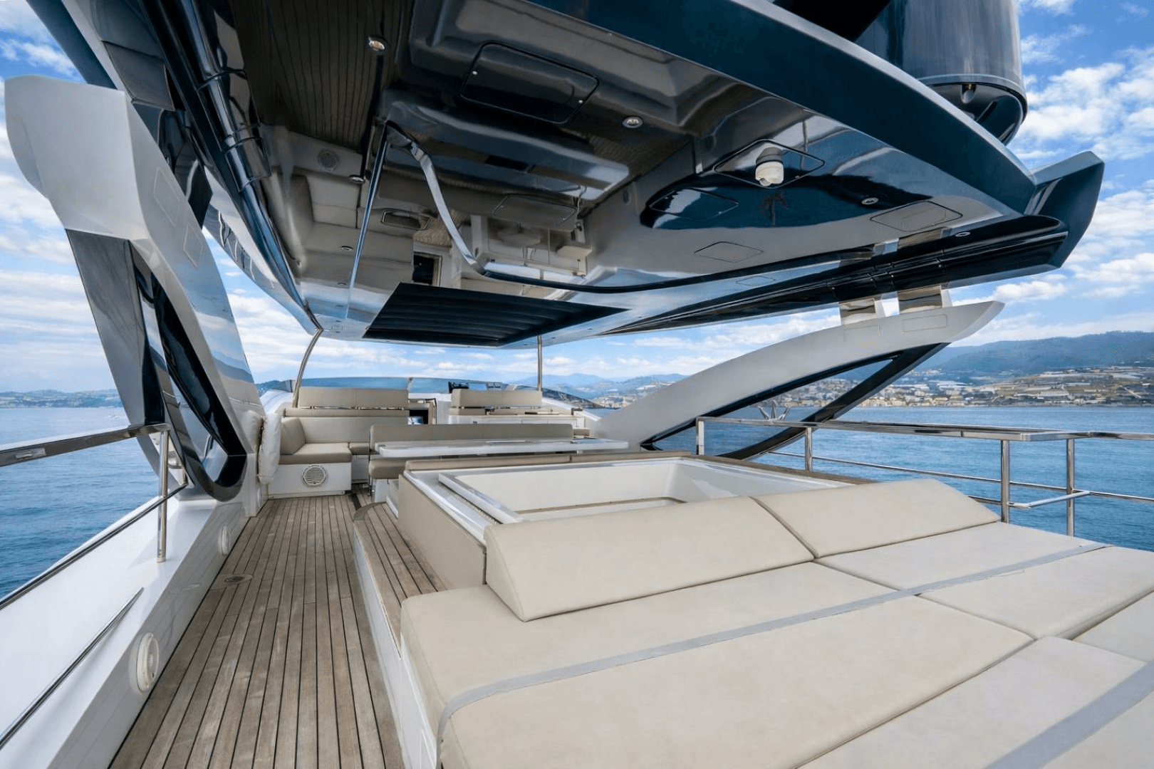 2018 Dominator Yachts Dominator Ilumen