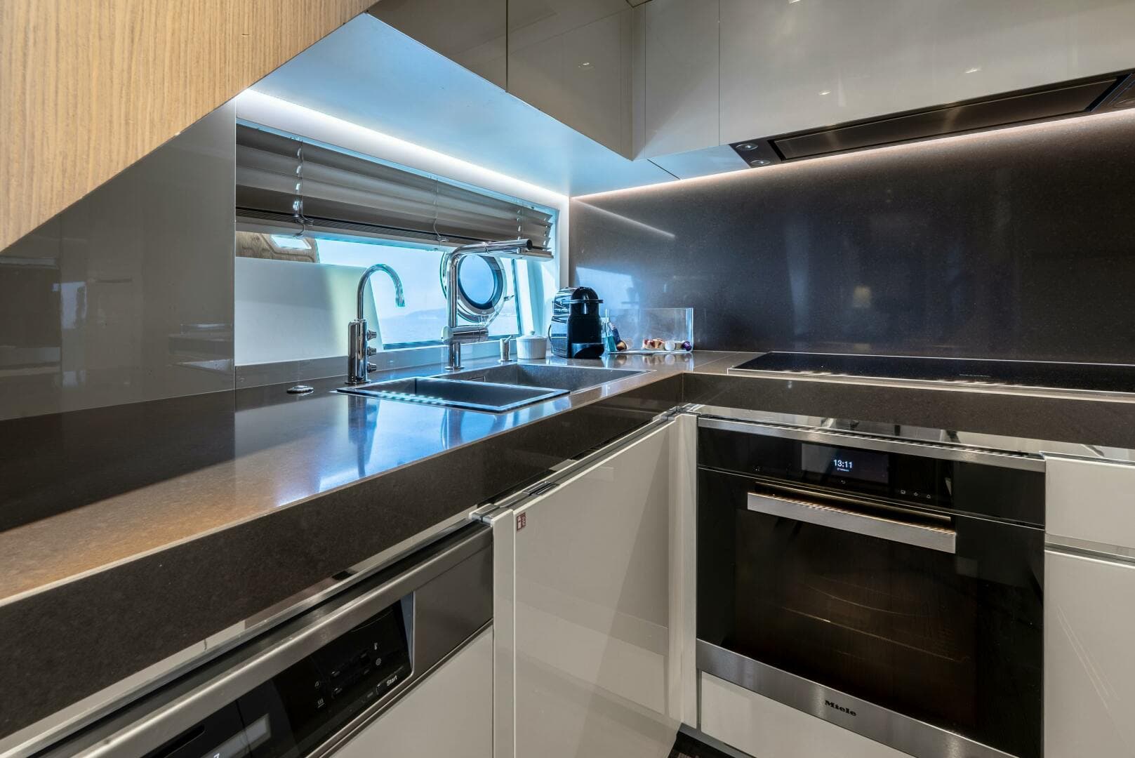 2018 Dominator Yachts Dominator Ilumen