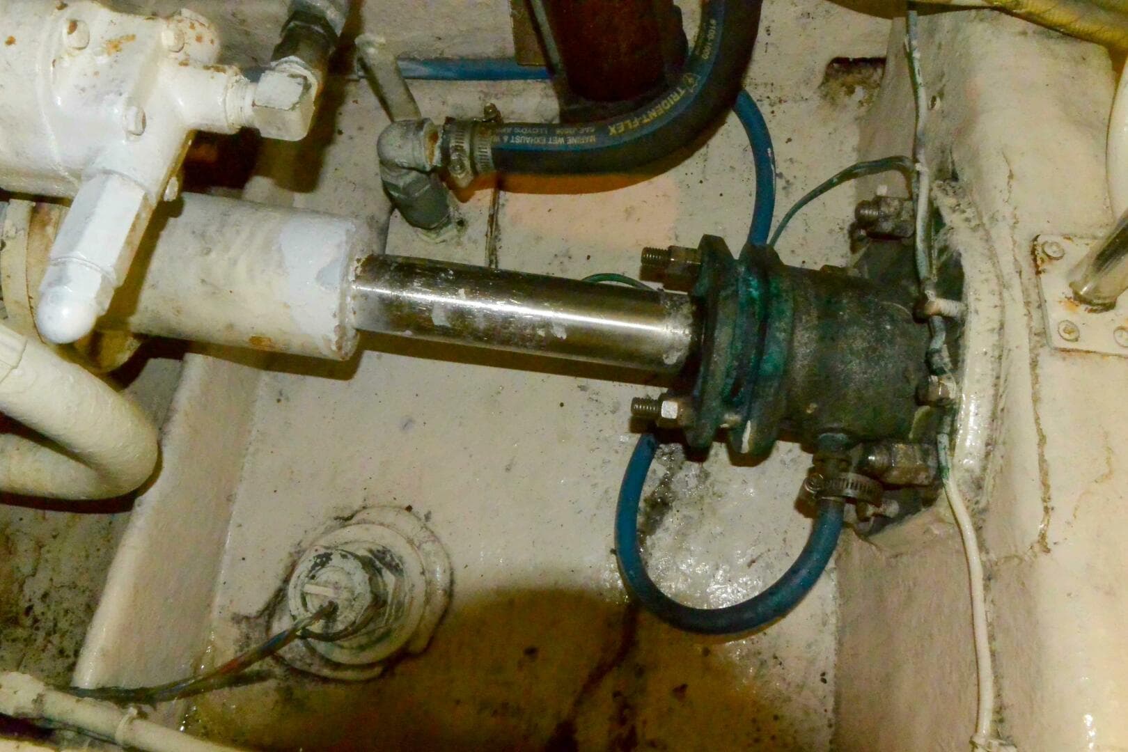 Engine room dripless shaft log 