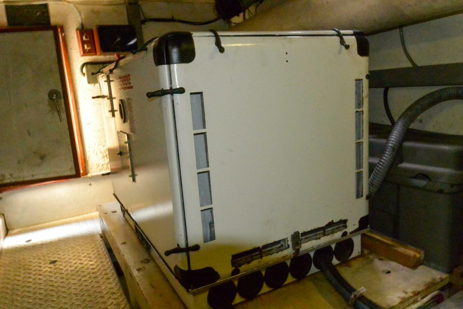 Engine room generator 