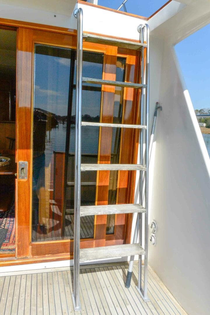 Cockpit ladder to fly bridge 