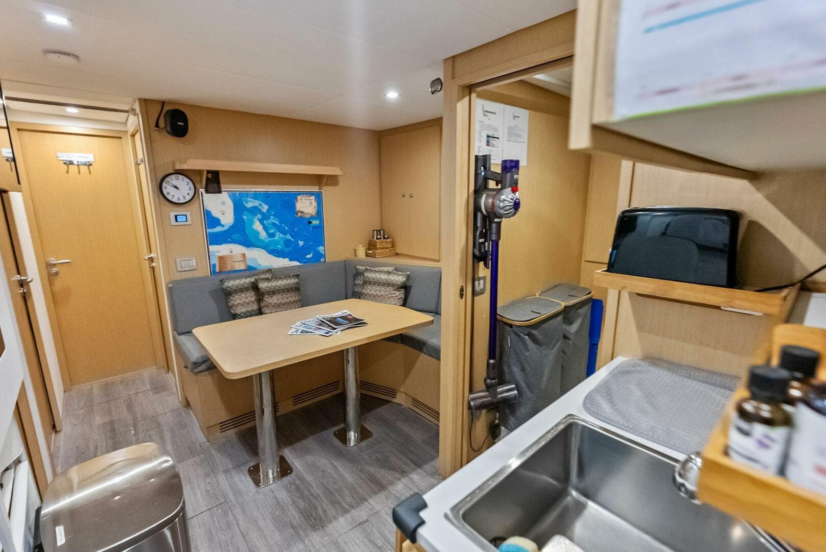 2023 Custom Line 33 Navetta