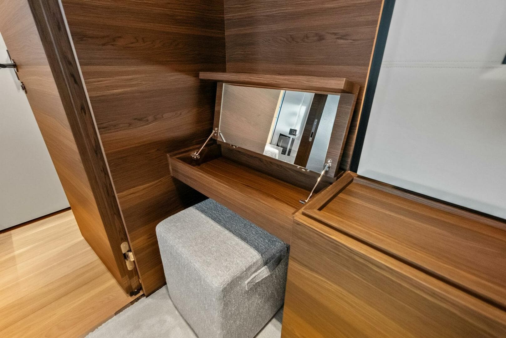 2023 Custom Line 33 Navetta