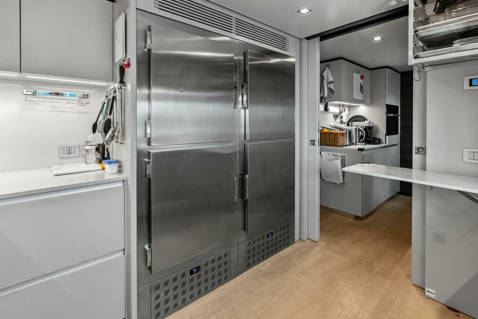 2023 Custom Line 33 Navetta