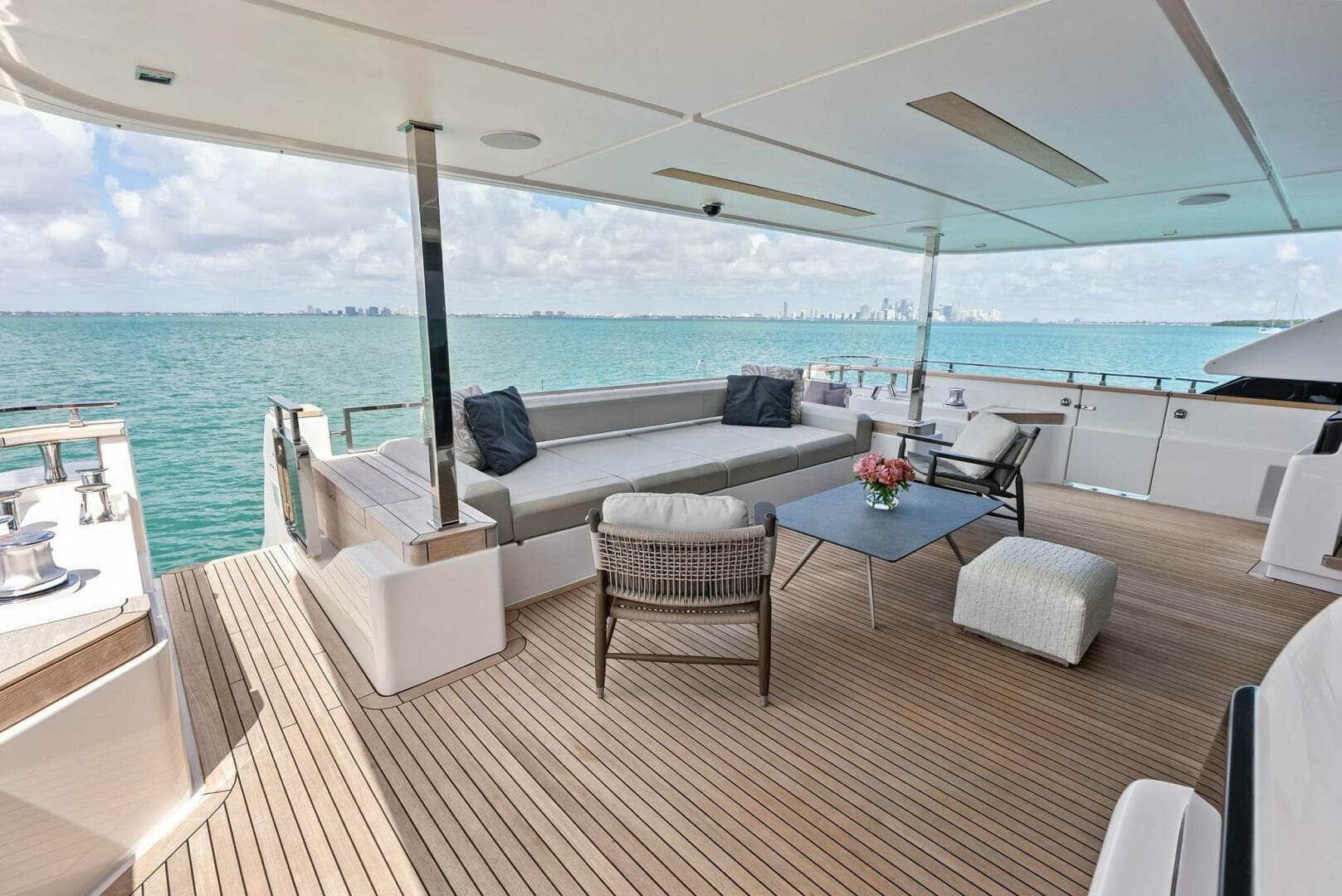 2023 Custom Line 33 Navetta