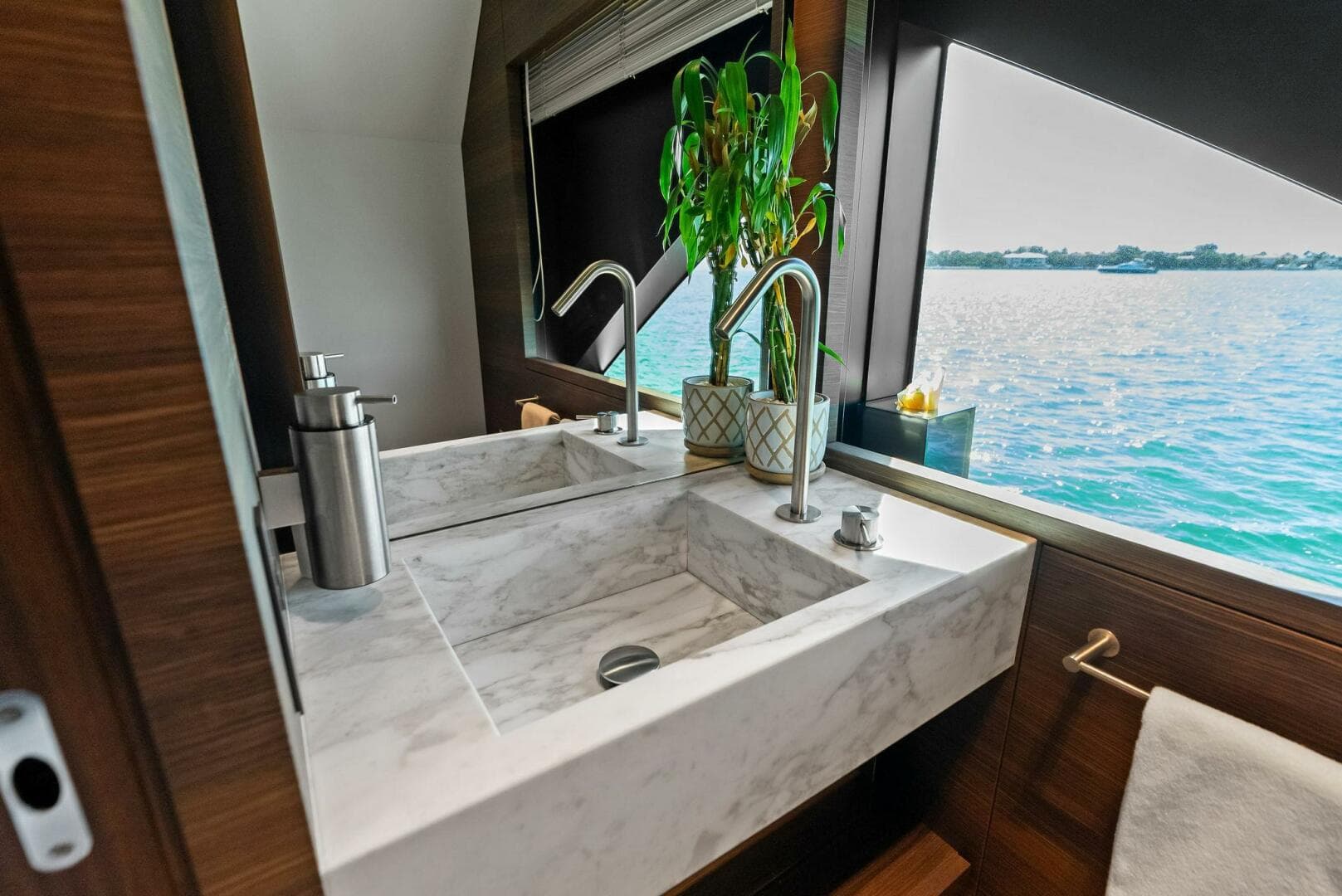 2023 Custom Line 33 Navetta